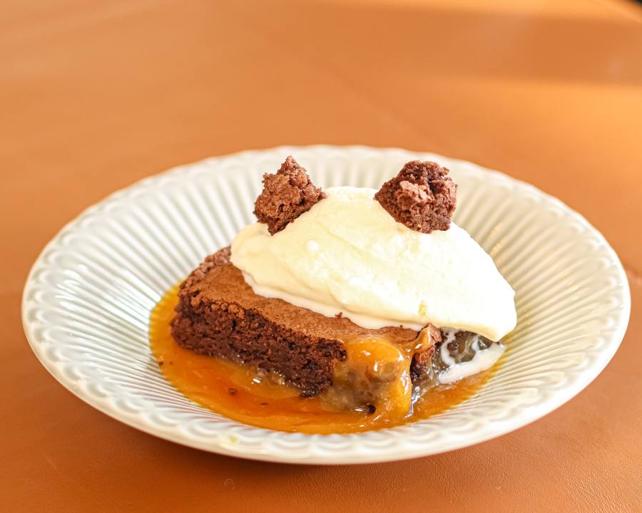 Fudge de chocolate com sorvete de baunilha e caramelo salgado