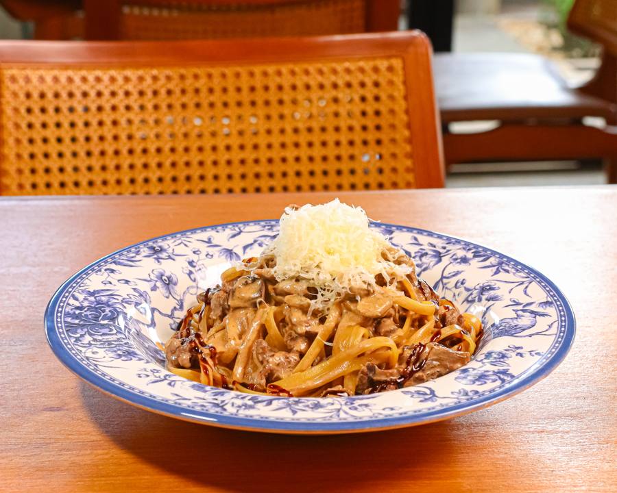 Linguine com cubos de filé mignon, mix de cogumelos e parmesão