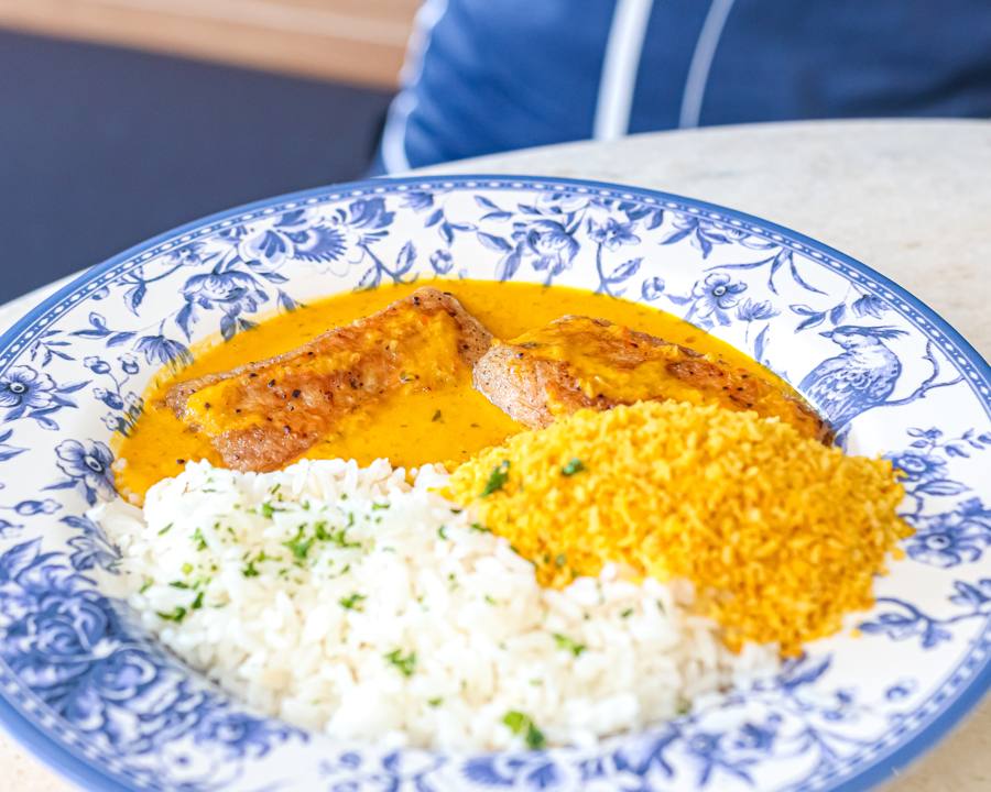 Pirarucu no molho de moqueca com arroz branco e farofa de dendê